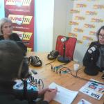 Lors du débat à Vivre FM, Hella Kribi Romdhane (au micro), représentante de Benoît Hamon, et Ségolène Neuville, favorable à Manuel Valls